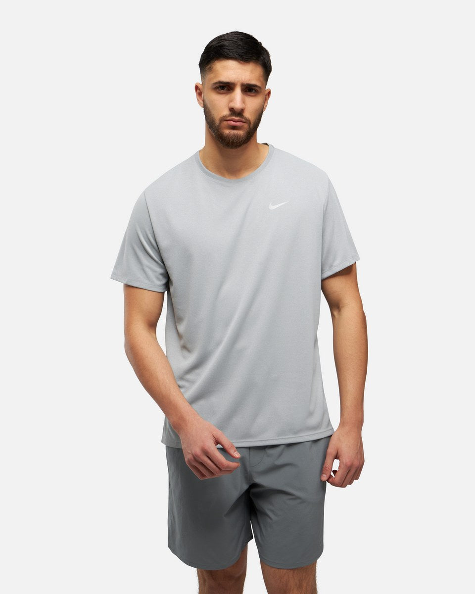 T-SHIRT NIKE MILER - GRIS