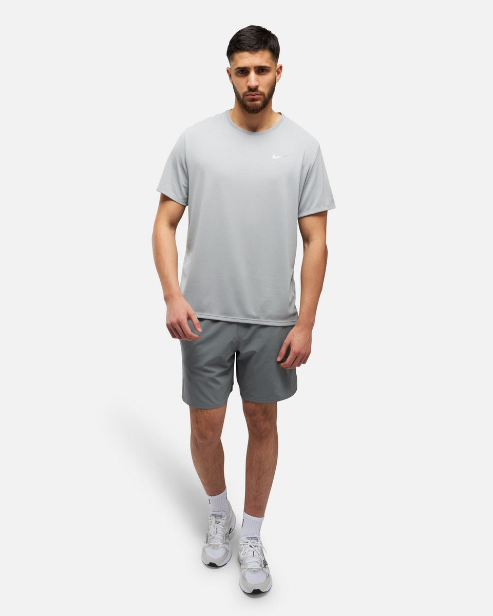 T-SHIRT NIKE MILER - GRIS