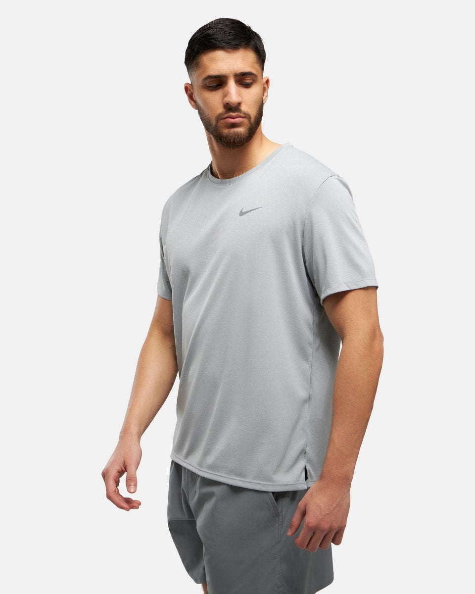 T-SHIRT NIKE MILER - GRIS