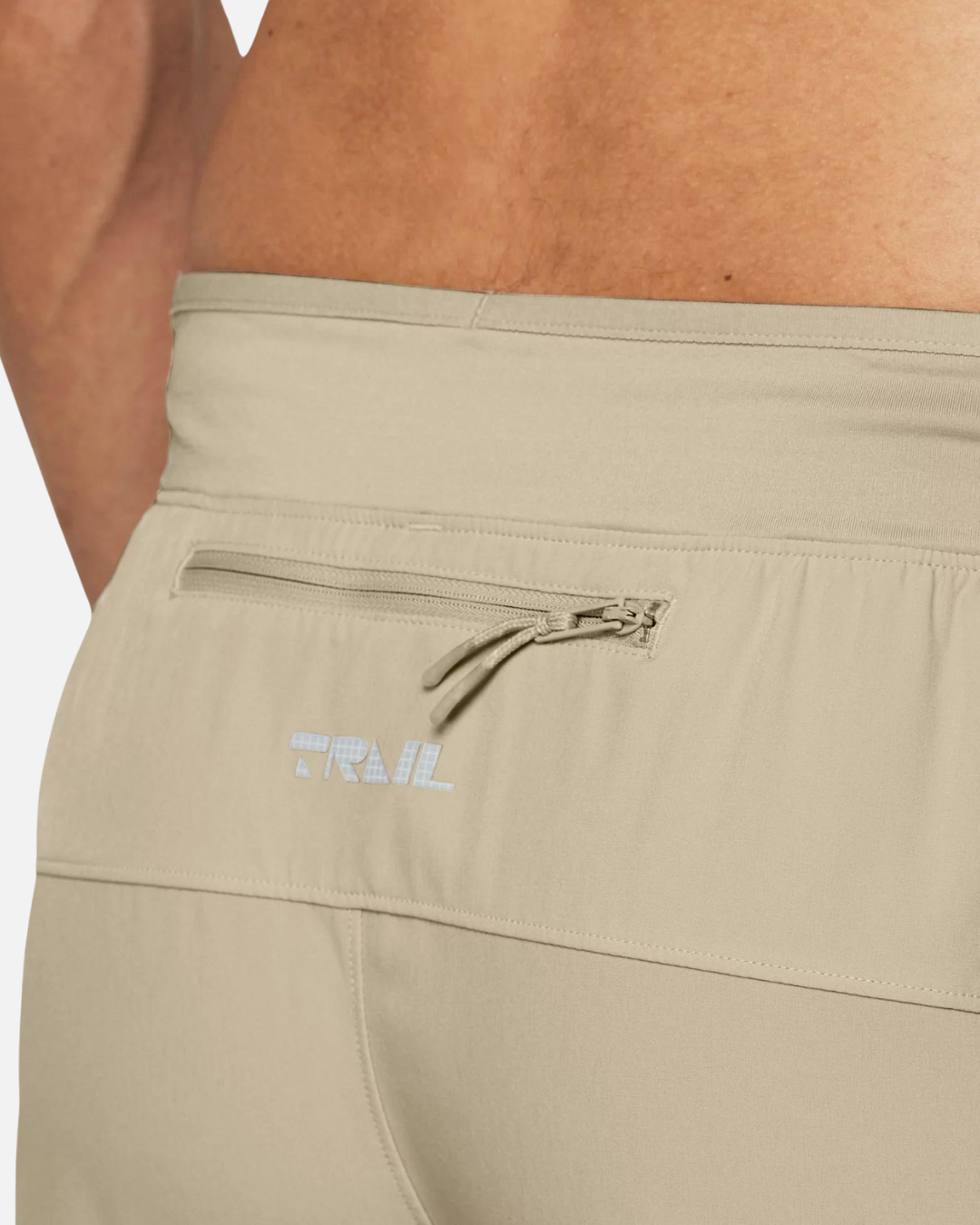 SHORT UNDER ARMOUR LAUNCH TRAIL - BEIGE