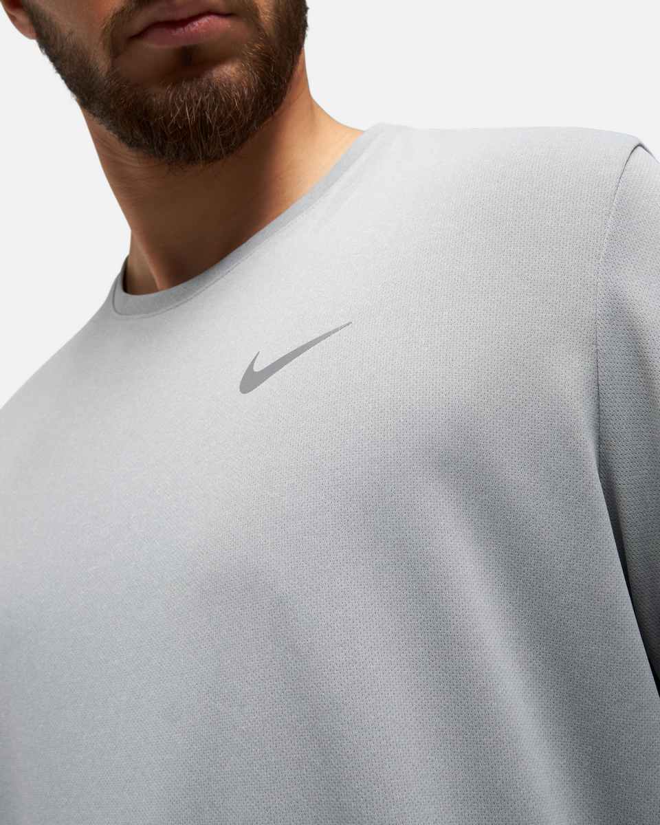 T-SHIRT NIKE MILER - GRIS